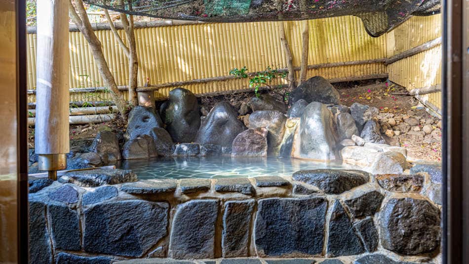 (Ladies' open-air bath) Enjoy the hot spring water straight from the source