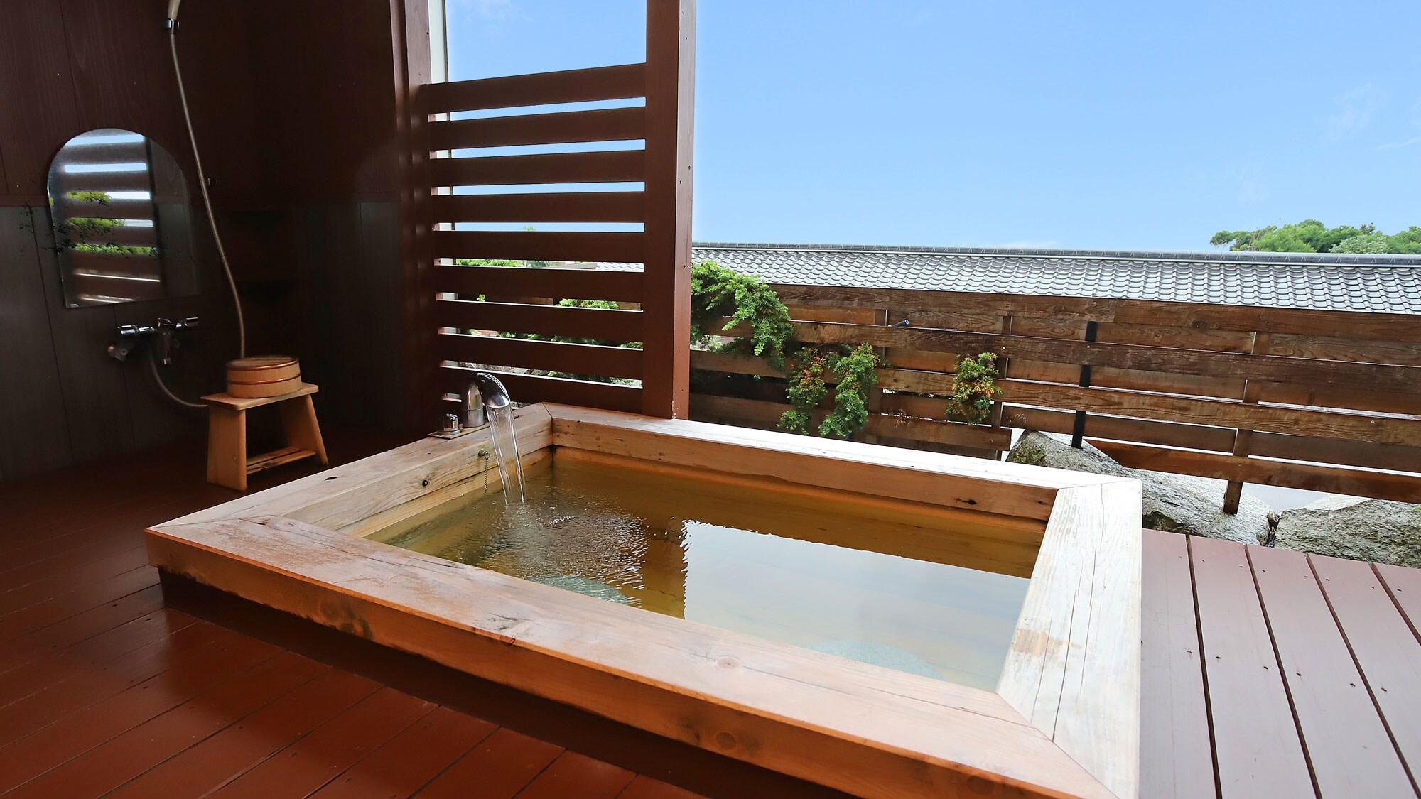 An open-air hot spring bath in your room. Enjoy the famous "Sakakibara Onsen no Yu" in your room. Japanese cypress bath type.