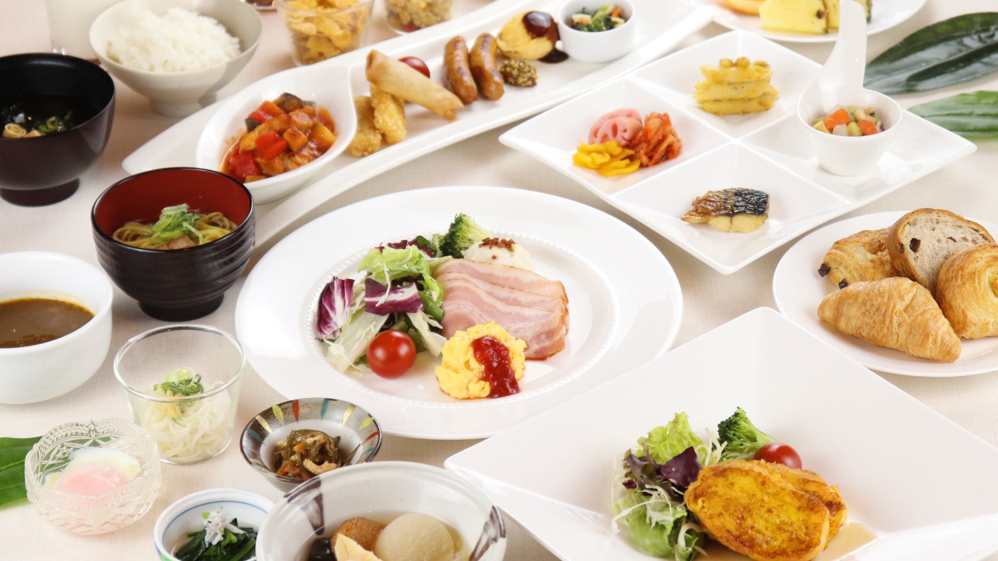 <自助早餐示例> 菜单数量约为30，包括充满量的当地菜肴Himeji Oden。