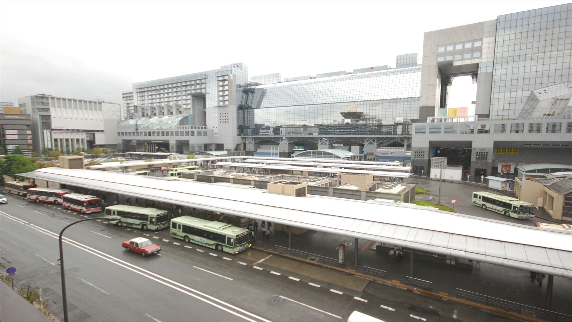 Stasiun Kyoto dilihat dari koridor di lantai kamar tamu hotel