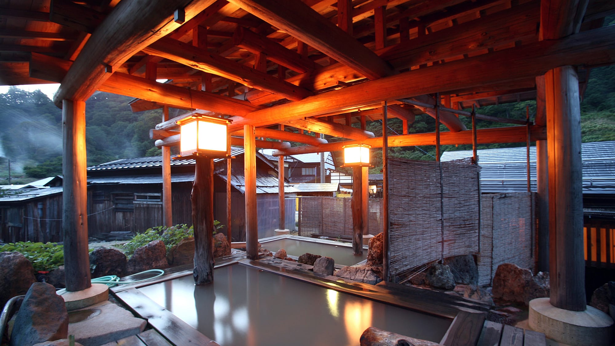 *Tengu no Yu - A bathhouse in an annex where you can enjoy bathing in different baths. The open-air bath is mixed, while the indoor baths are separate for men and women.