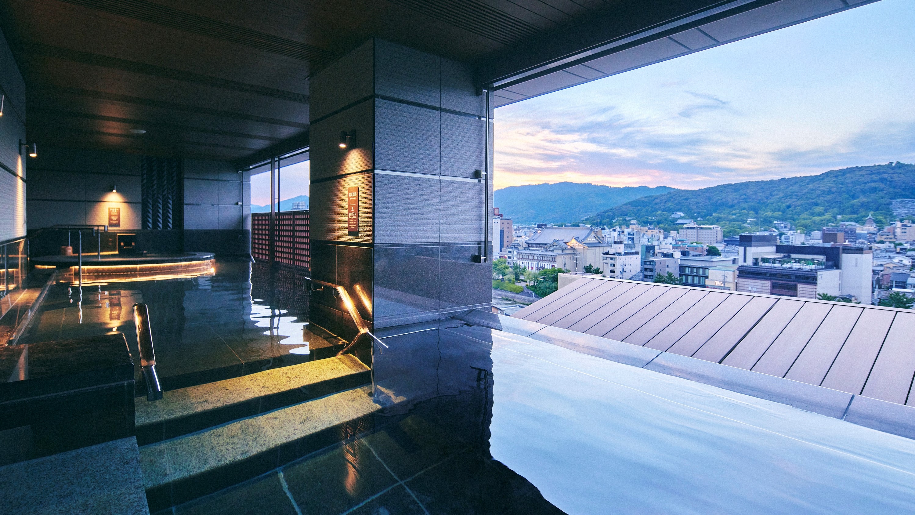 At Yasaka-no-Yu, you can bathe in a deep bath (1.2m2) while standing. Feel the water pressure all over your body and relax with the massage effect.
