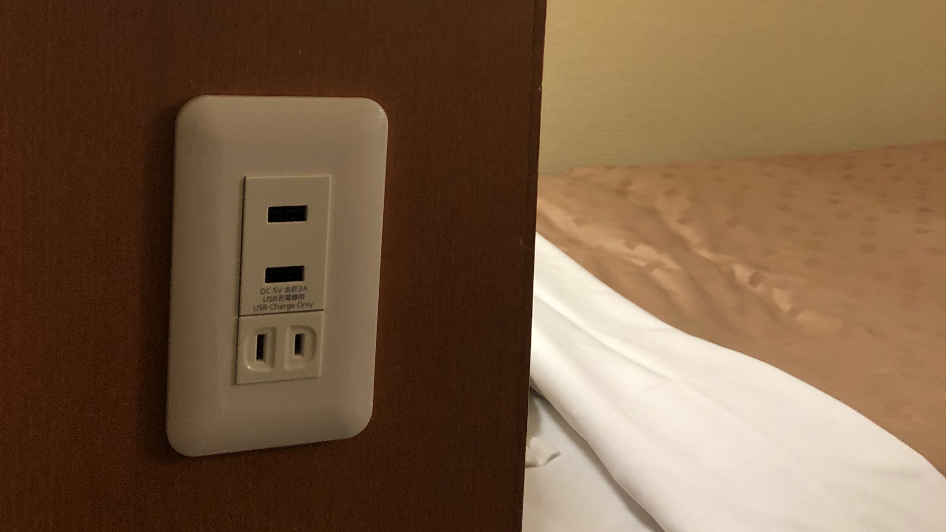 You can charge your smartphone at your bedside! We have installed an outlet and a USB port on the side of the bed ♪