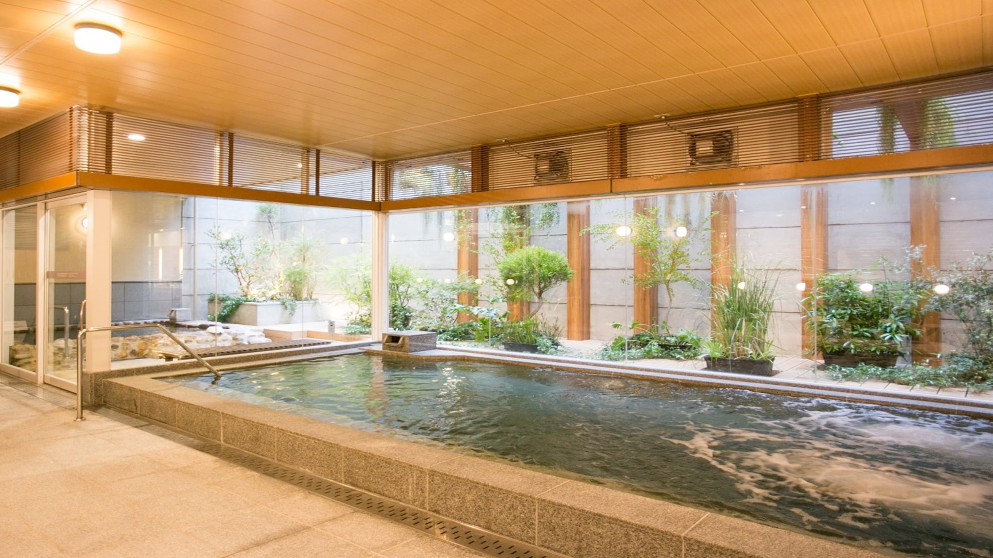 Large public bath with natural hot springs 15: 00-25: 00 6: 00-9: 30