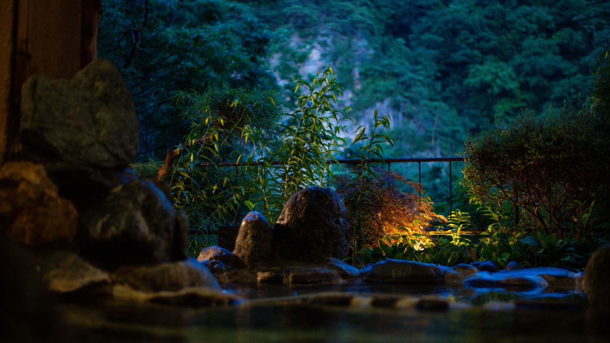 [Mixed-gender open-air bath Akagi no Yu] Enjoy the mystical atmosphere at night