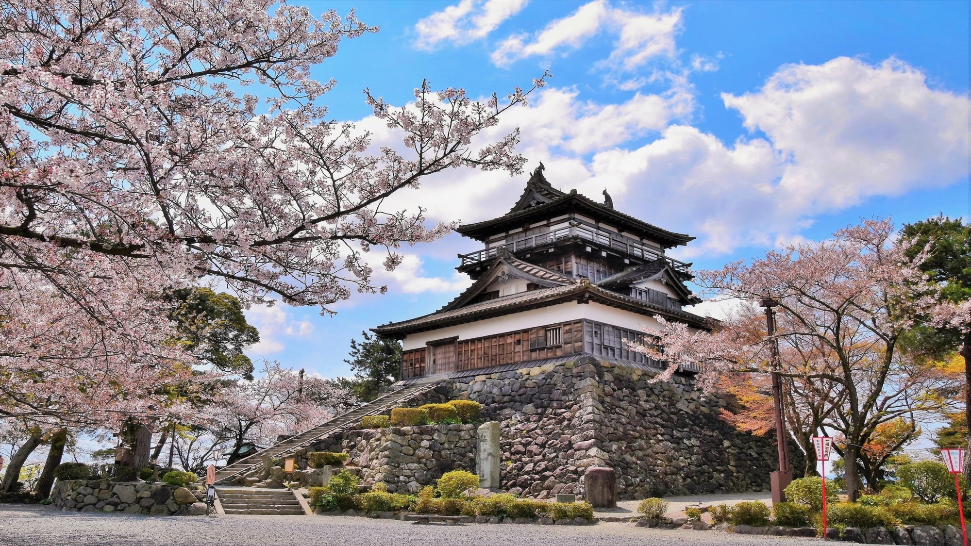 Maruoka Castle, with snow-capped mountains in its background, heralds the arrival of spring.