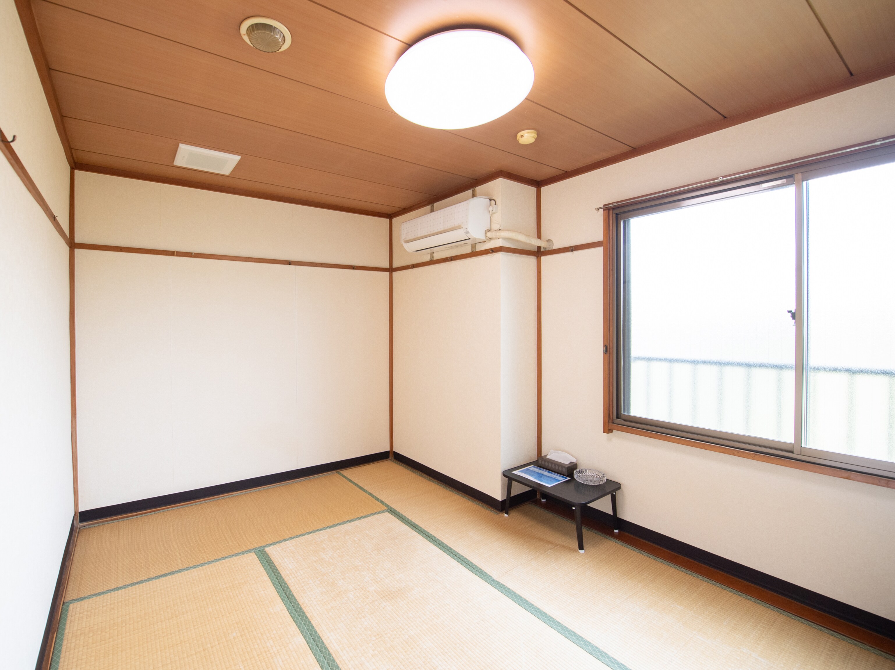[Male only] [Smoking] Japanese-style room for 1-2 people (shared bathroom and toilet)