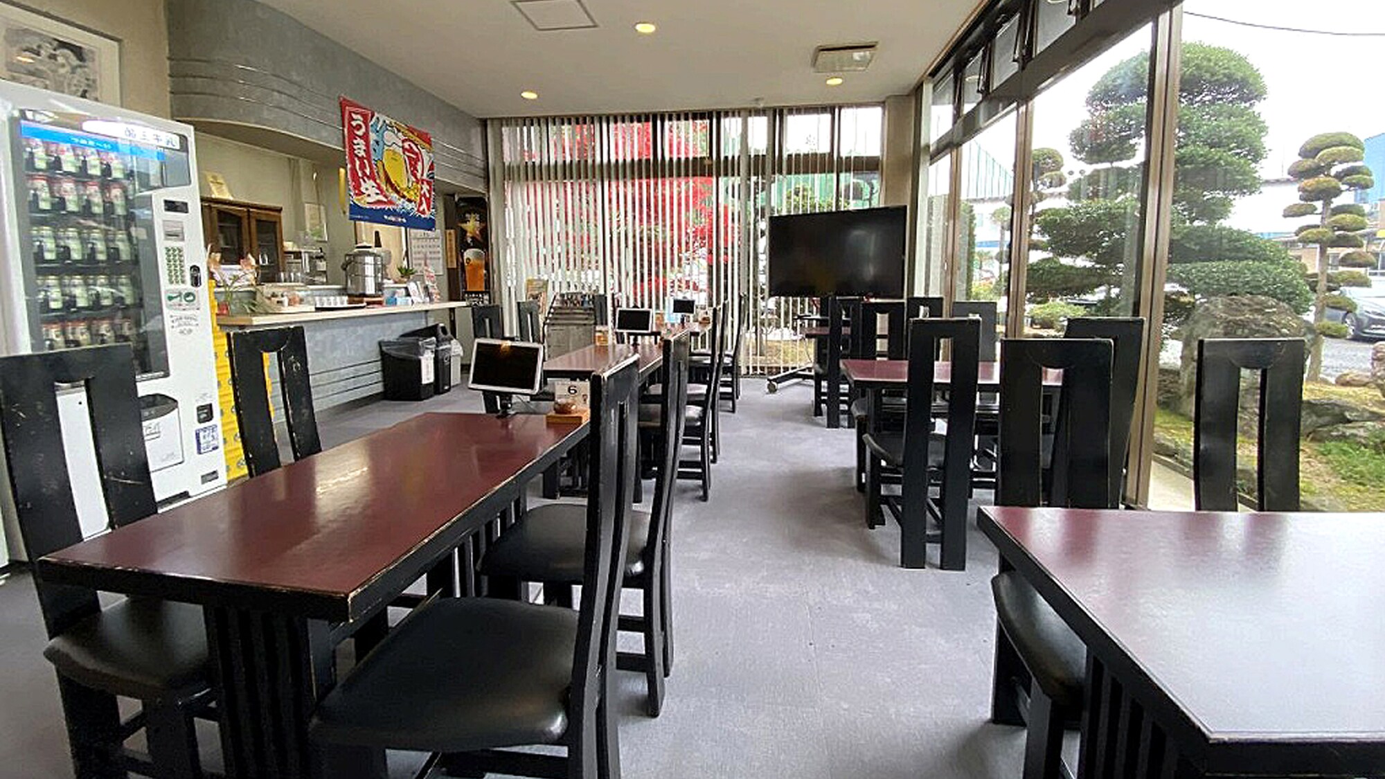 Please come here for coffee/snacks. Please take your time.