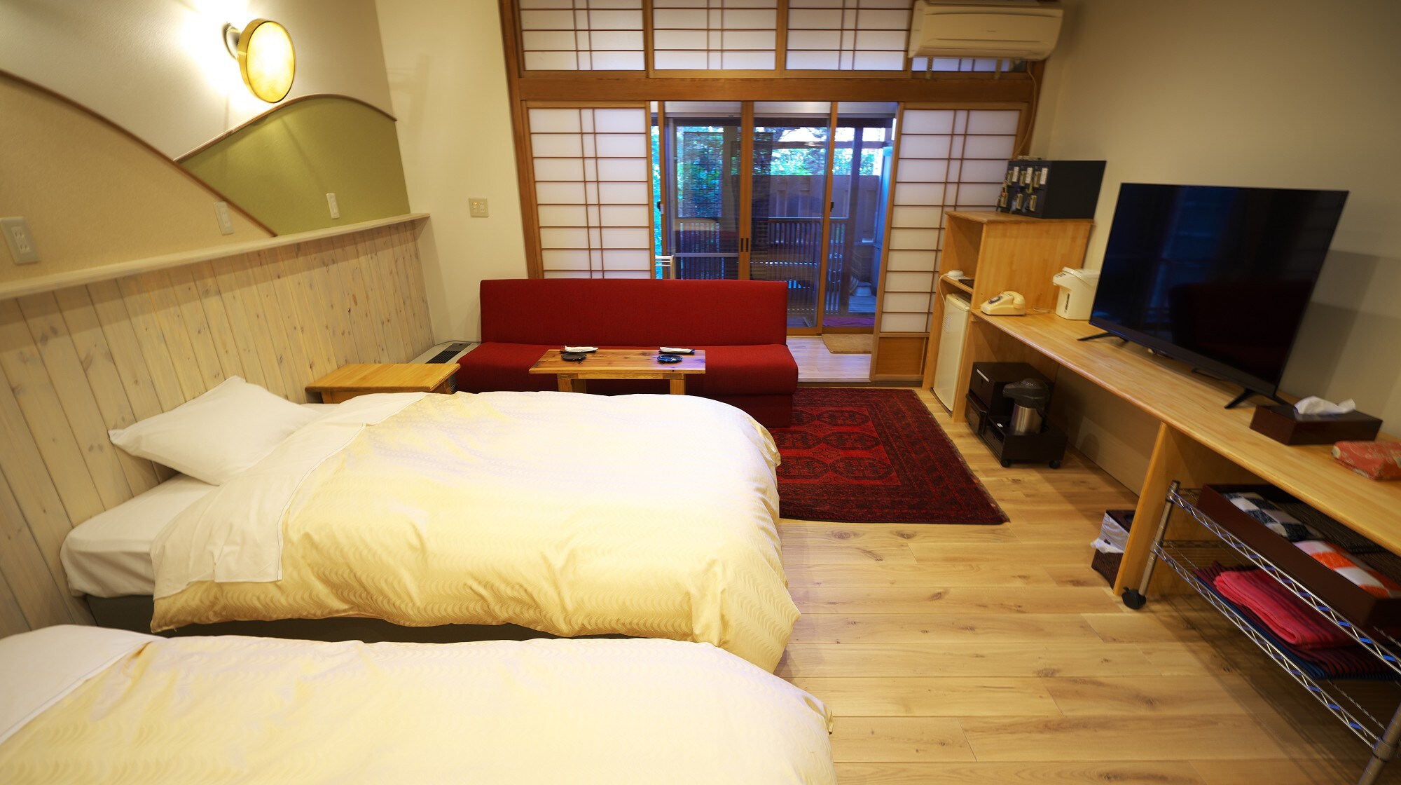 ■ Western-style deluxe twin room with open-air bath The open-air bath is beyond the shoji screen.