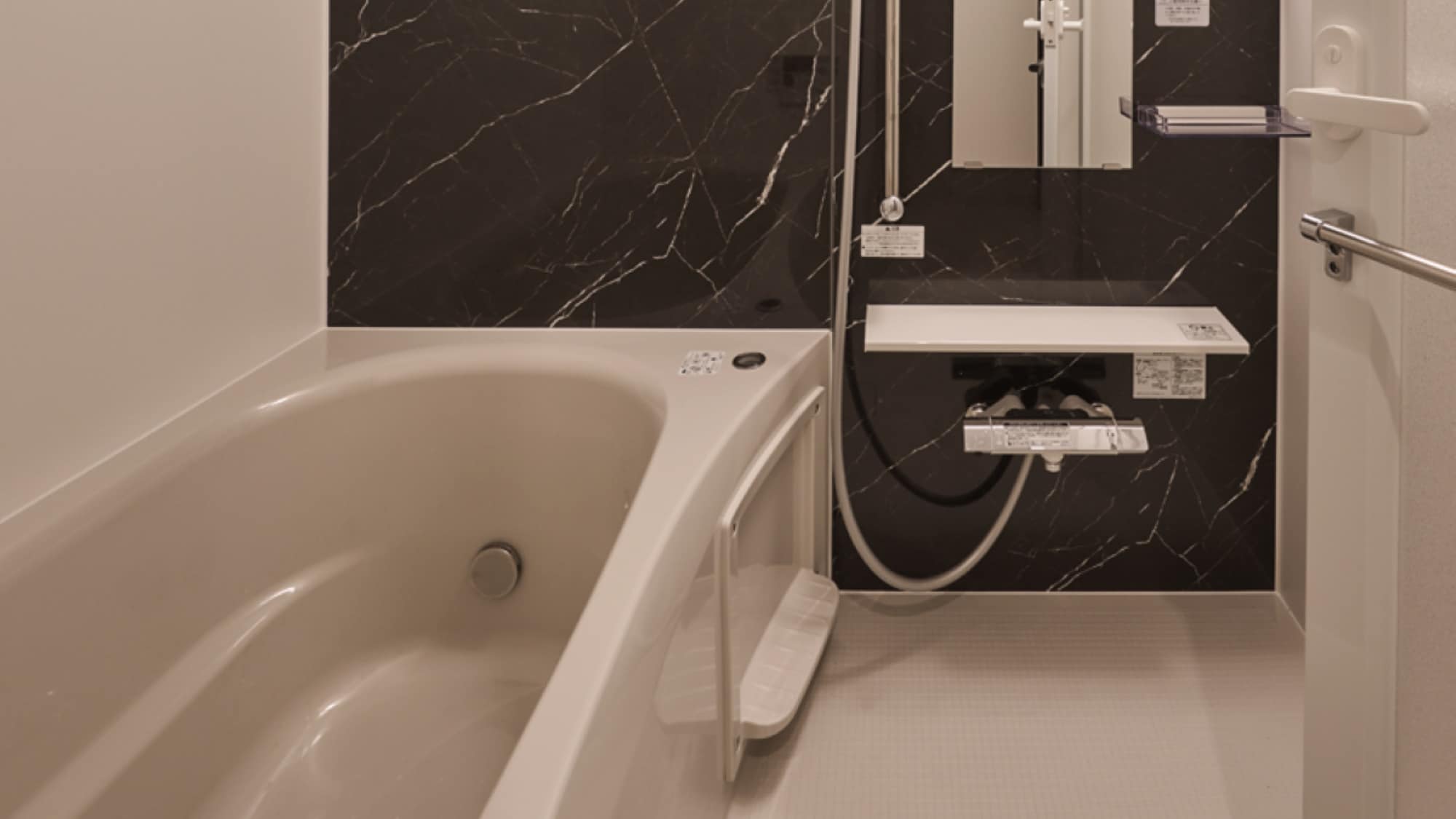 Guest room: Bathroom