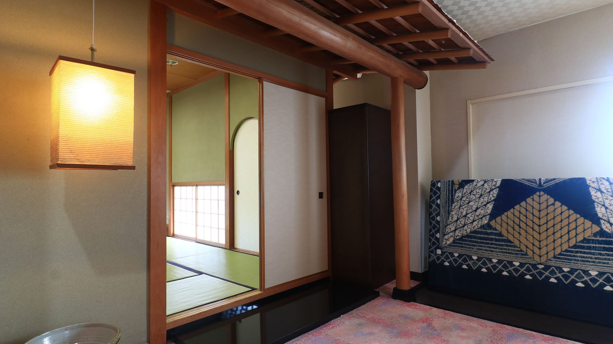 [Guest Room] Japanese-style room 17.5 tatami mats ~ Camellia ~ Step inside