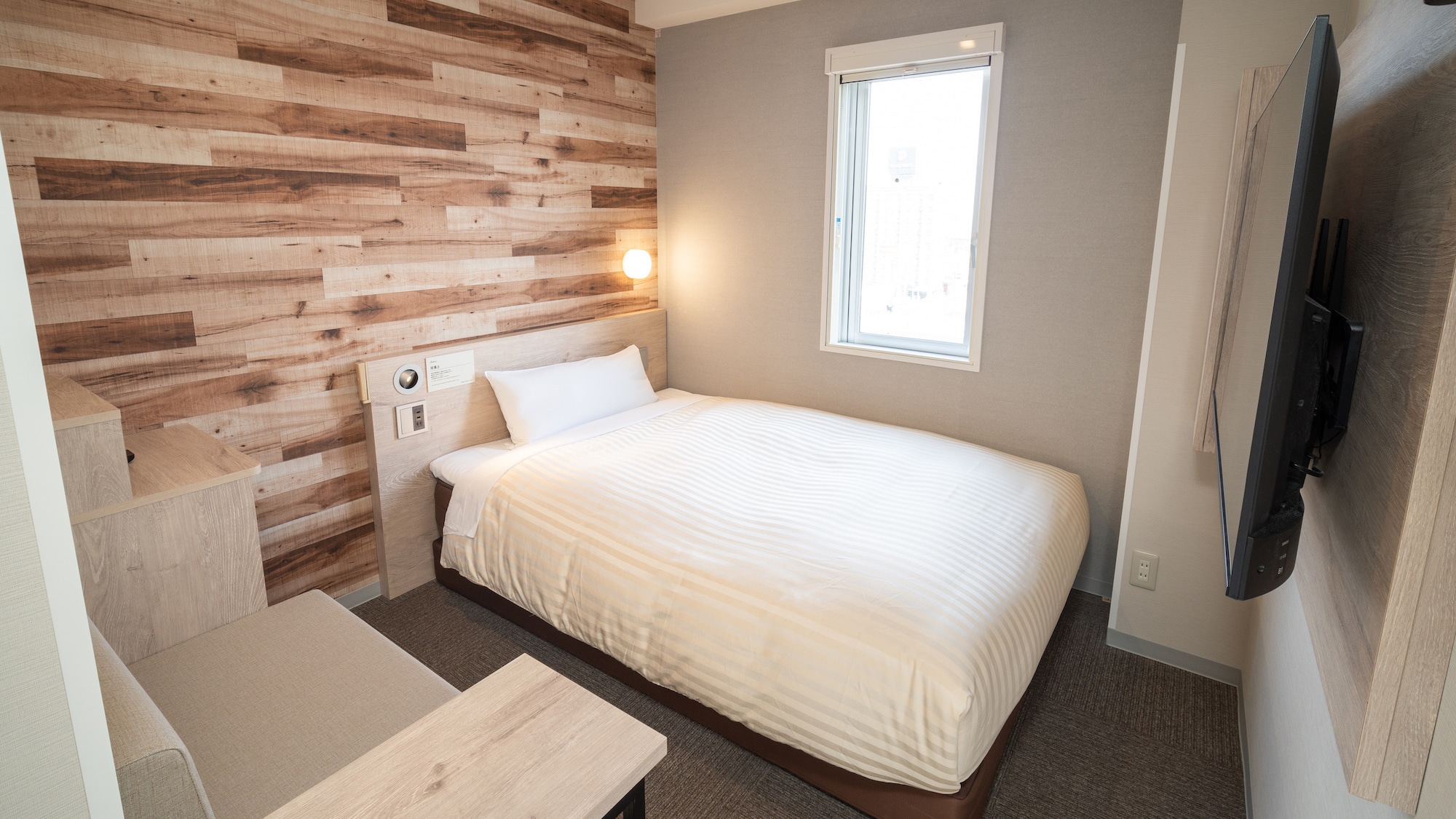 Một chiếc giường rộng 150cm và một tấm nệm có độ cứng vừa phải sẽ đảm bảo cho bạn một giấc ngủ ngon.