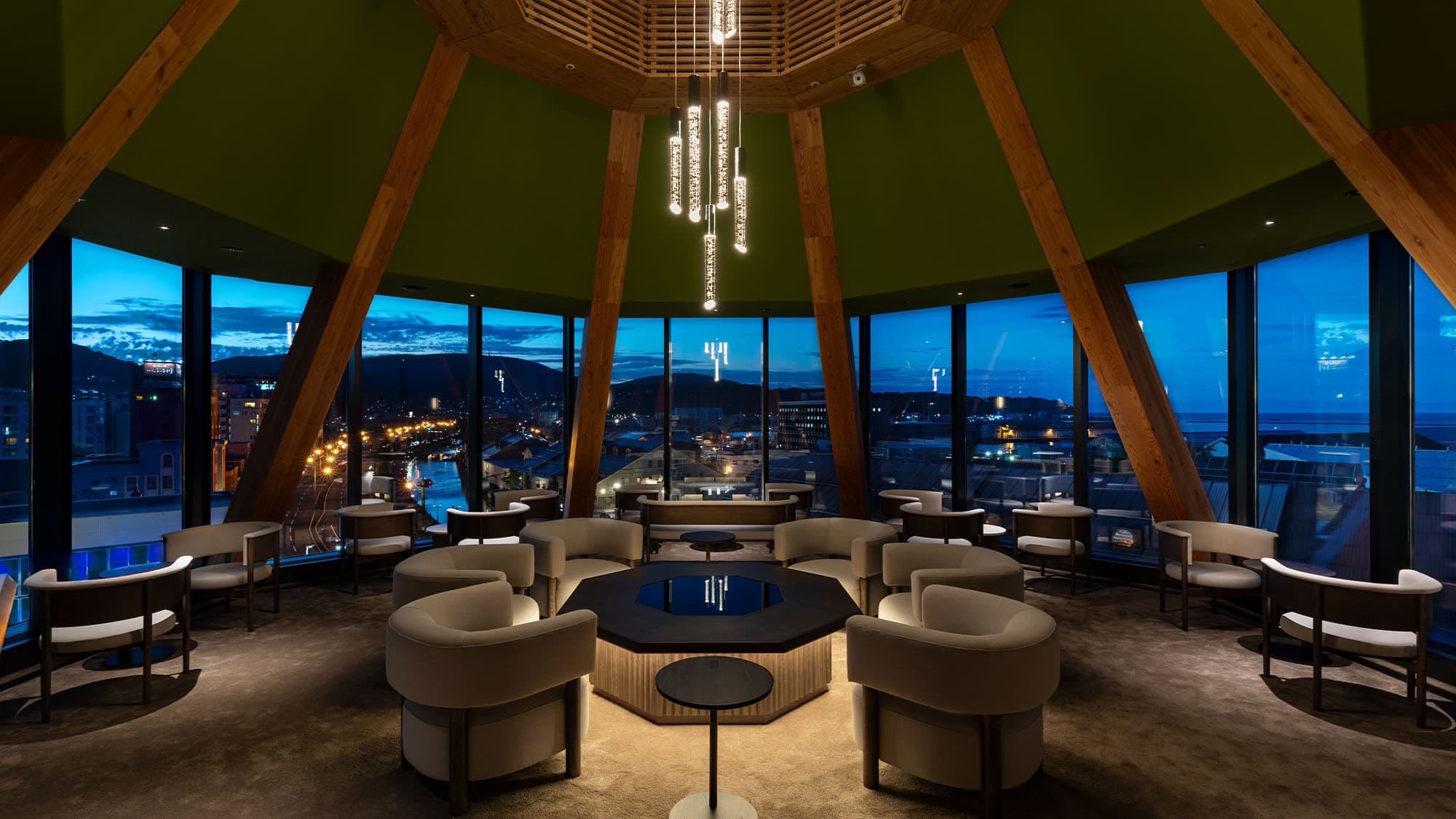 [Rooftop Bar] (6th floor) A rooftop bar with a motif of Otaru's lighthouse. At night, the atmosphere is glamorous.