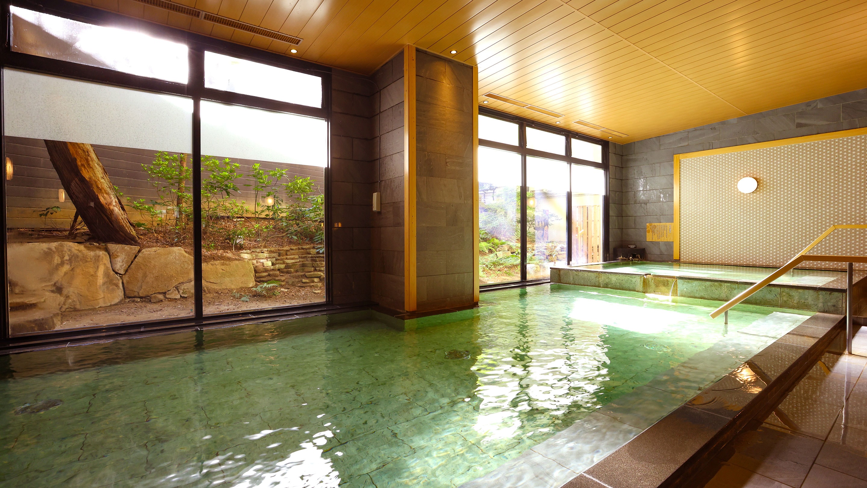 Women's large bath (image)