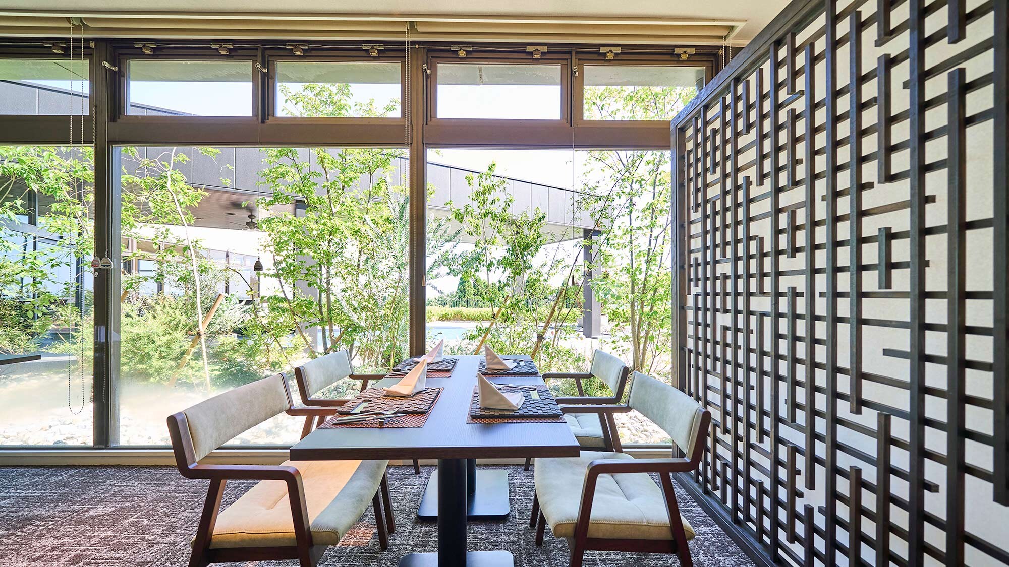 ・[Restaurant] Enjoy a meal with your family and friends at the semi-private dining table.