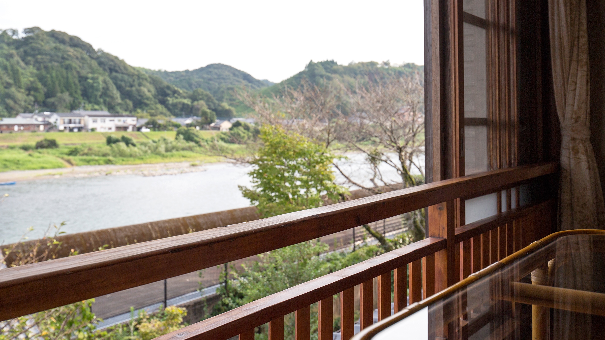 Please enjoy the view of the Kuma River from your room.
