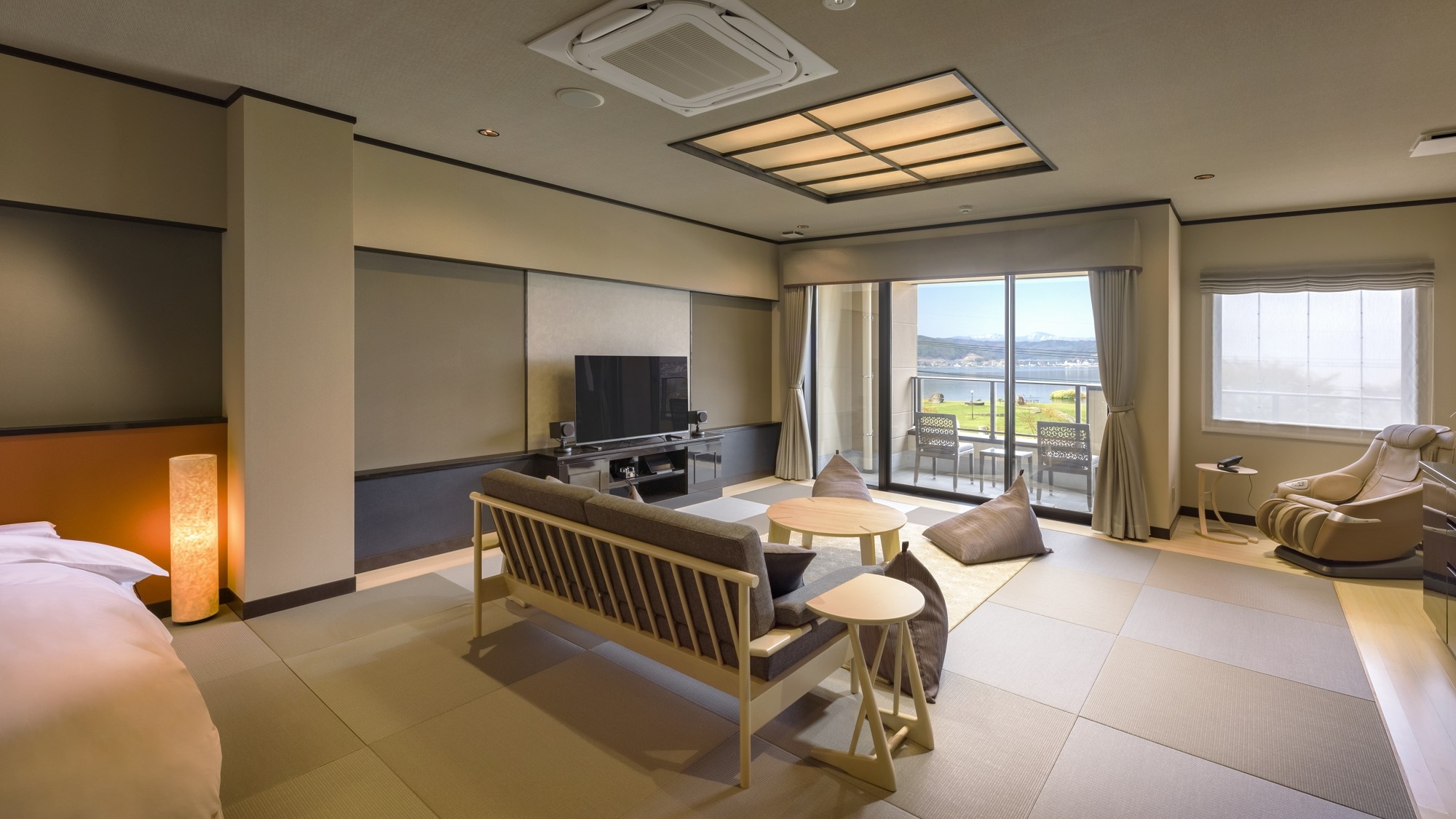 303 [TSUMUGI] The only Japanese-Western style room in the hotel. The entire space is covered with tatami mats.