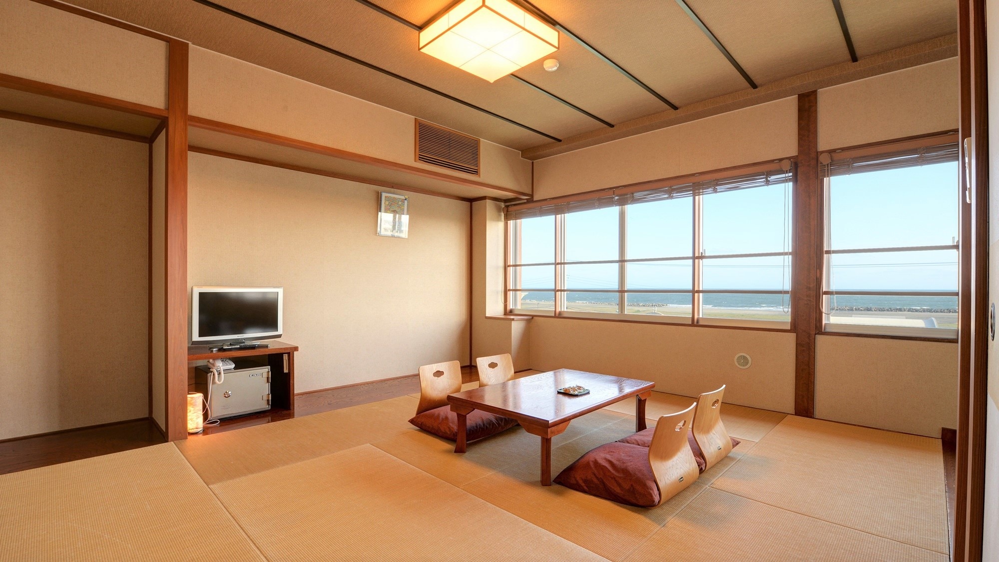 *Example of a Japanese-style room/All rooms are over 12 tatami mats in size and have an ocean view with a view of the endless blue horizon!