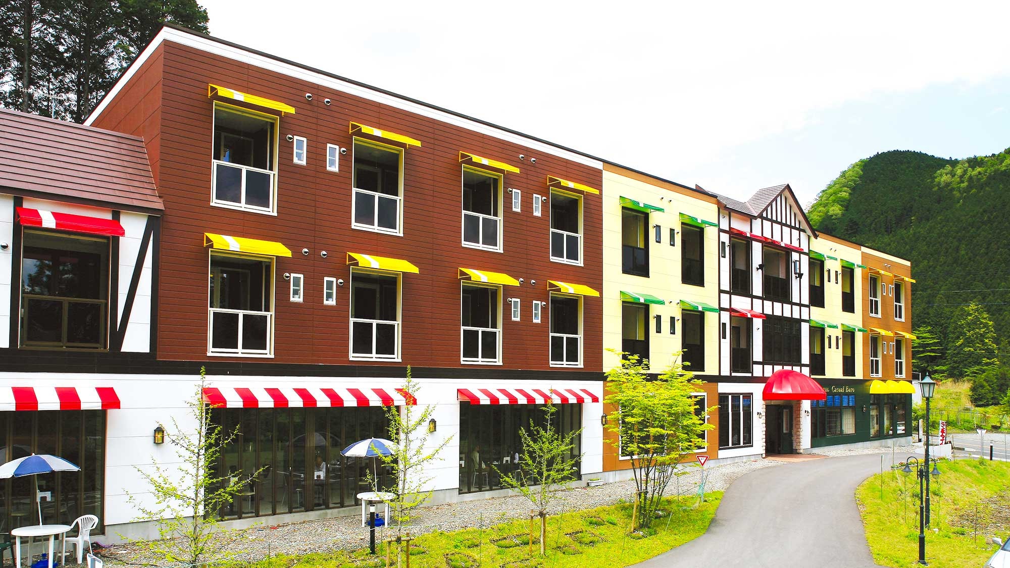 [Exterior] Located about a 5-minute drive from JR Nikko Station or Tobu Nikko Station, the colorful exterior exudes an exotic atmosphere and is sure to catch your eye.