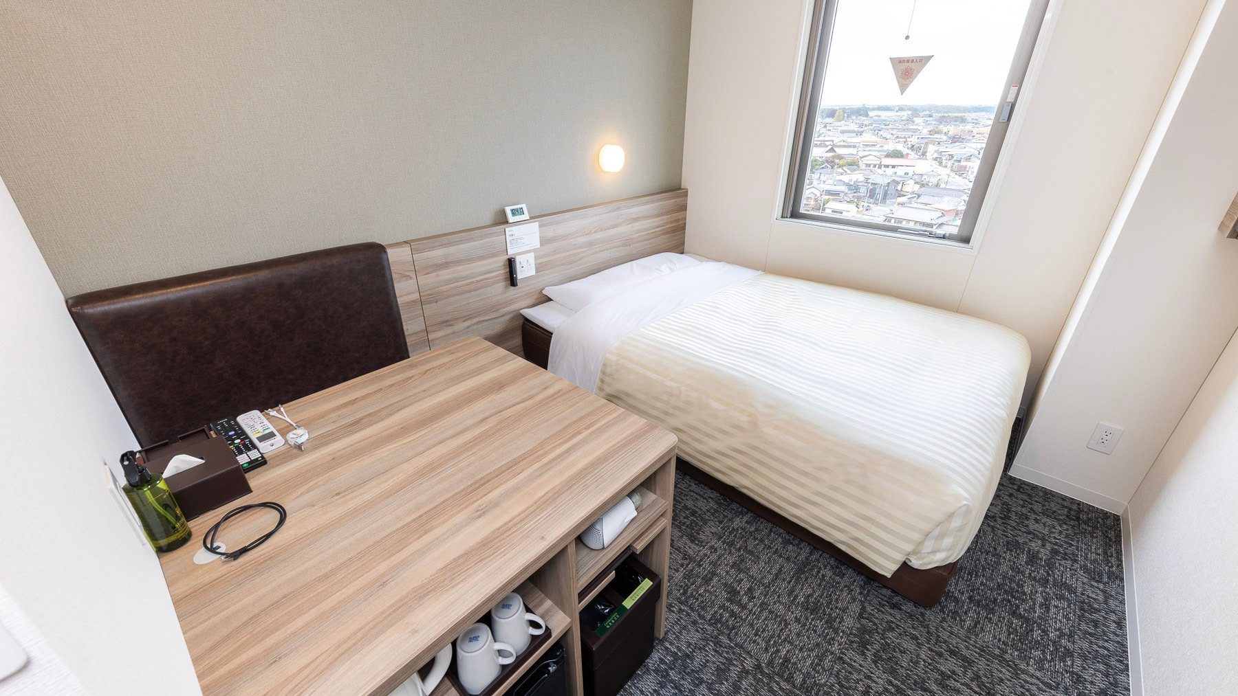 [Extra Room] Double bed + spacious desk