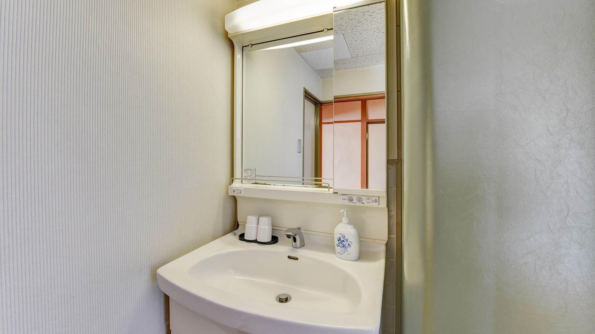 *Main building Japanese-style room (8 tatami mats)/Please use the washstand with a large mirror to get ready.