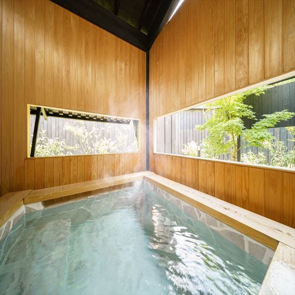 [Separate Japanese and Western room with semi-open-air bath]
