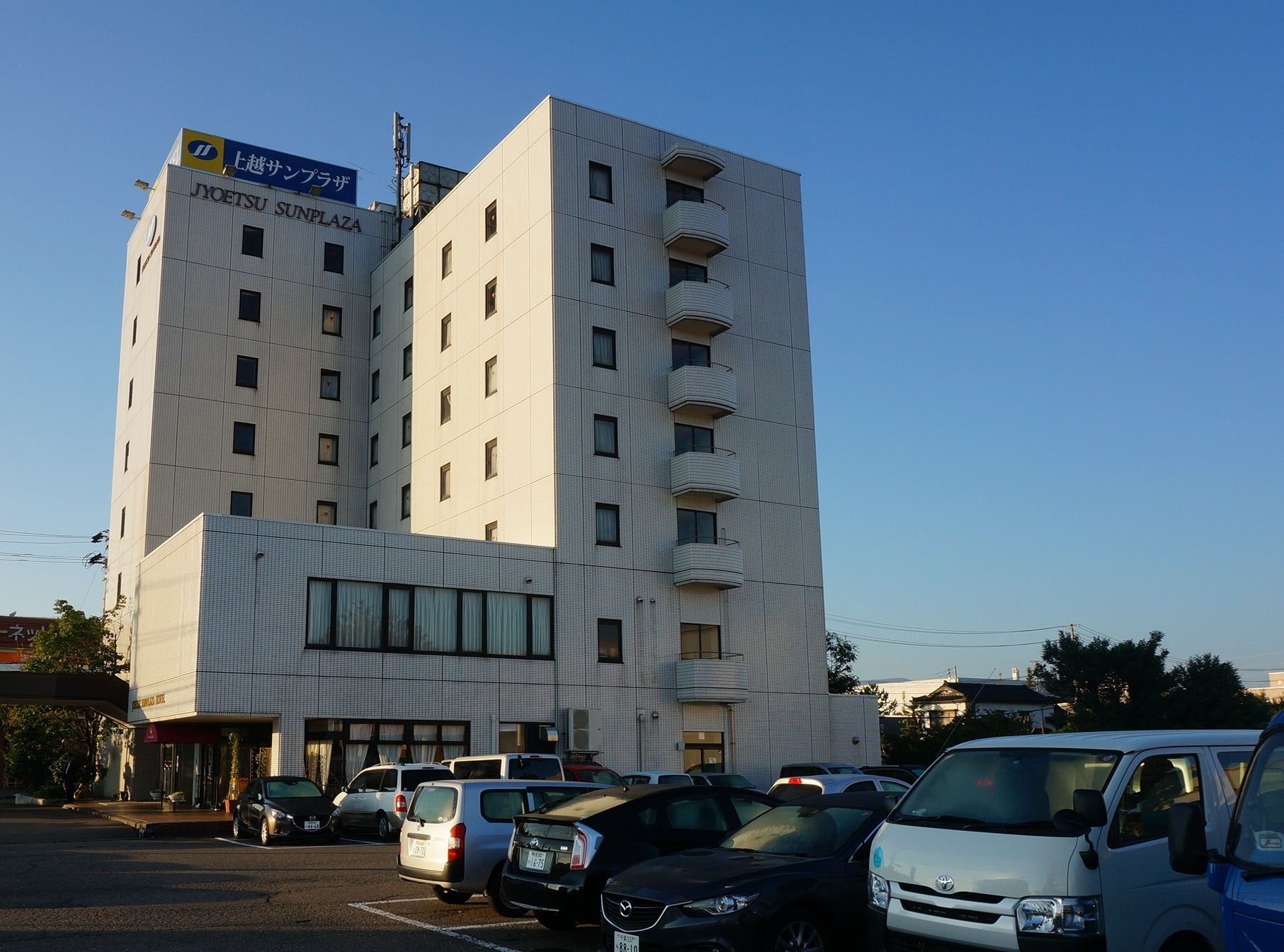 Large vehicles can be easily parked. Large free parking lot available♪