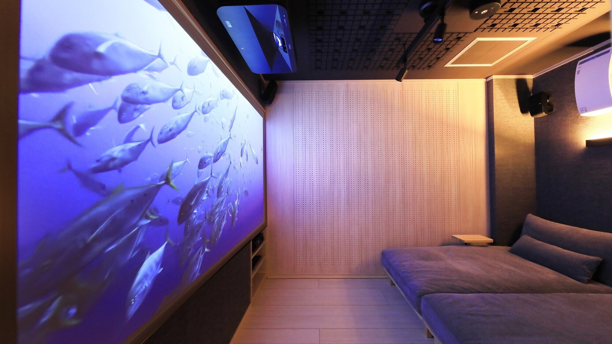[West Wing Theater Room] Enjoy watching movies and sports in a special space.