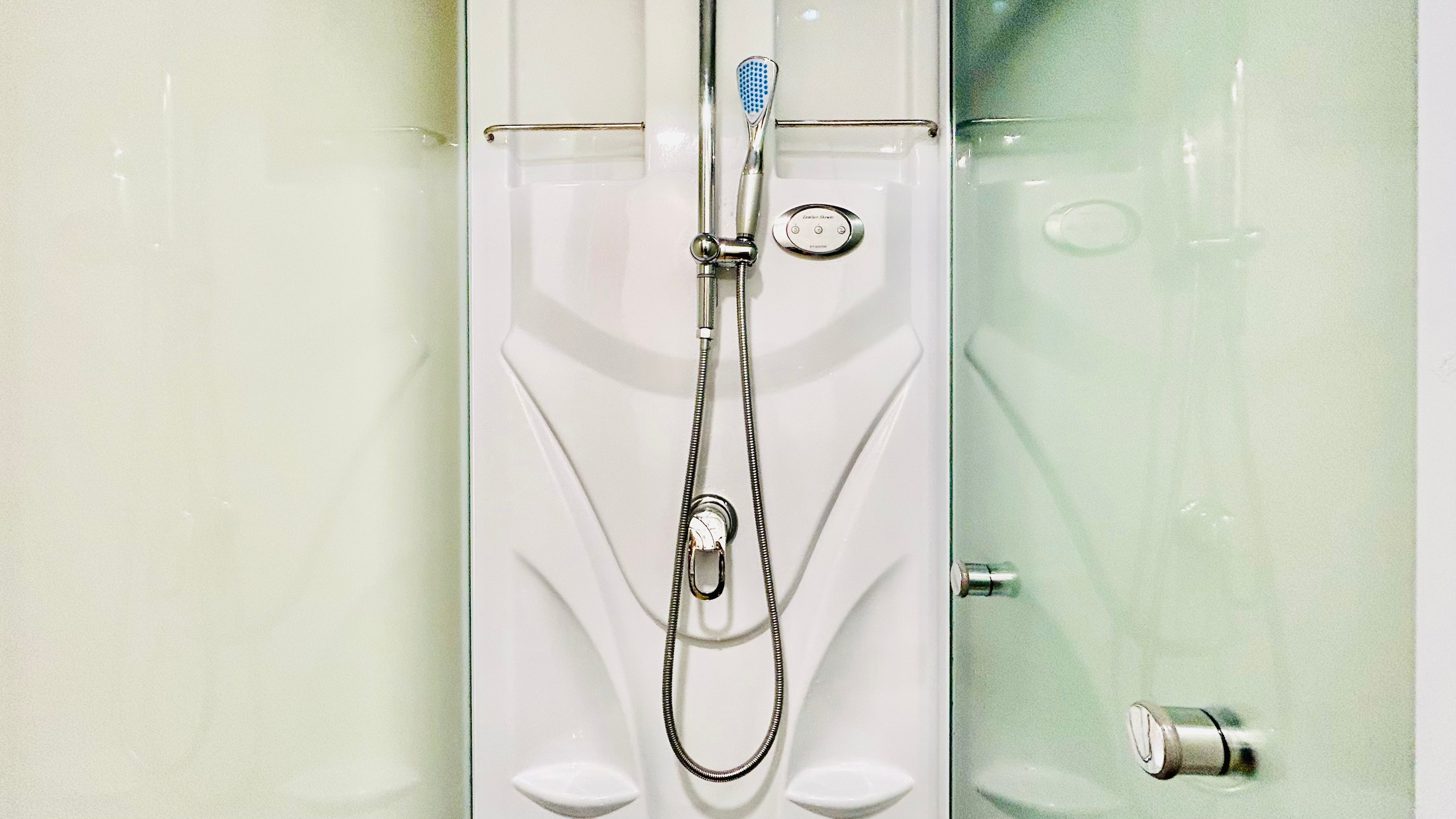 [Shower room (2 units)] Available from 16:00 to 23:00/6:00 to 9:00 (no reservation required)