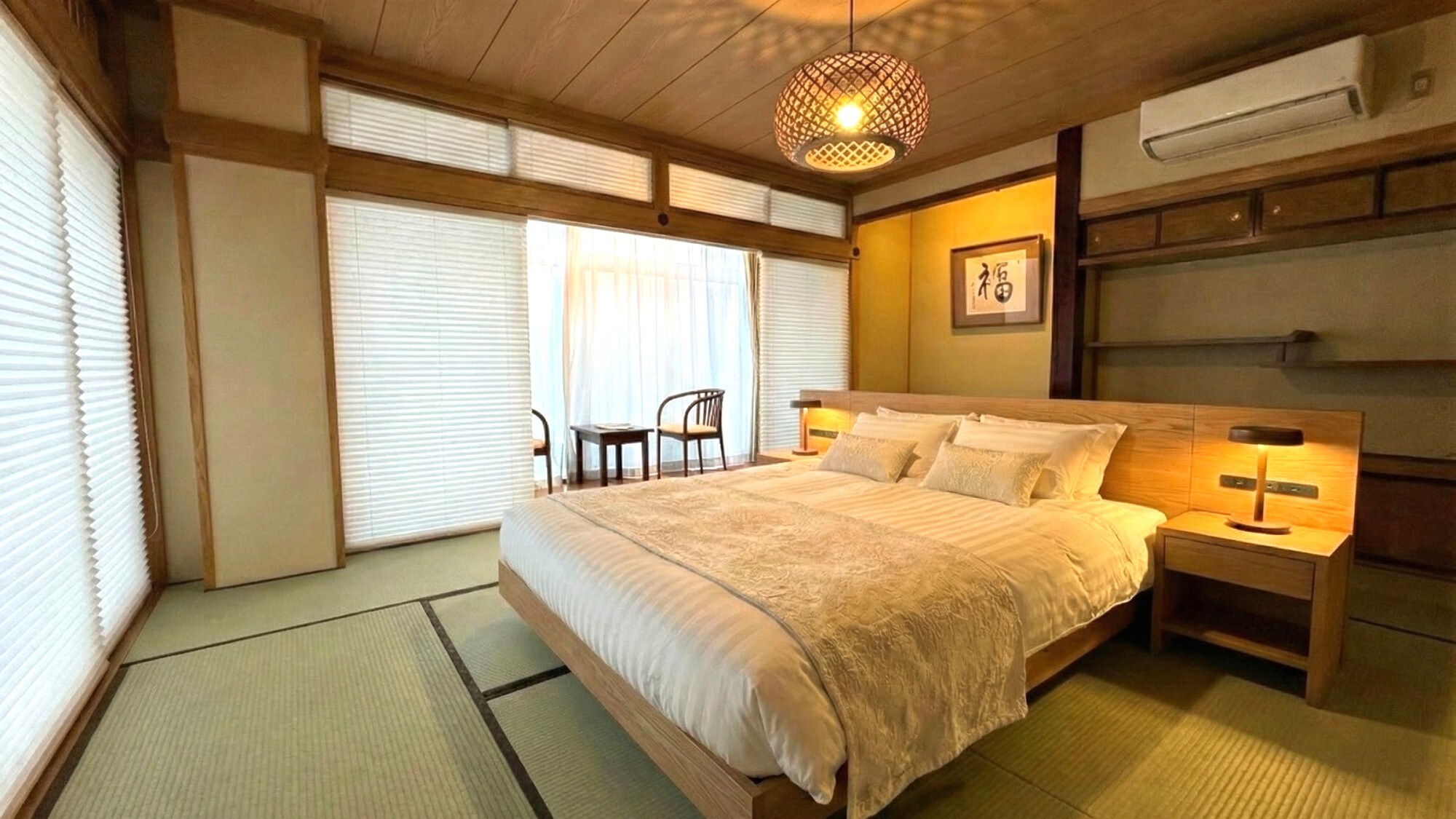 [Renovated Japanese-style room] 10 tatami mats / King bed (Simmons)
