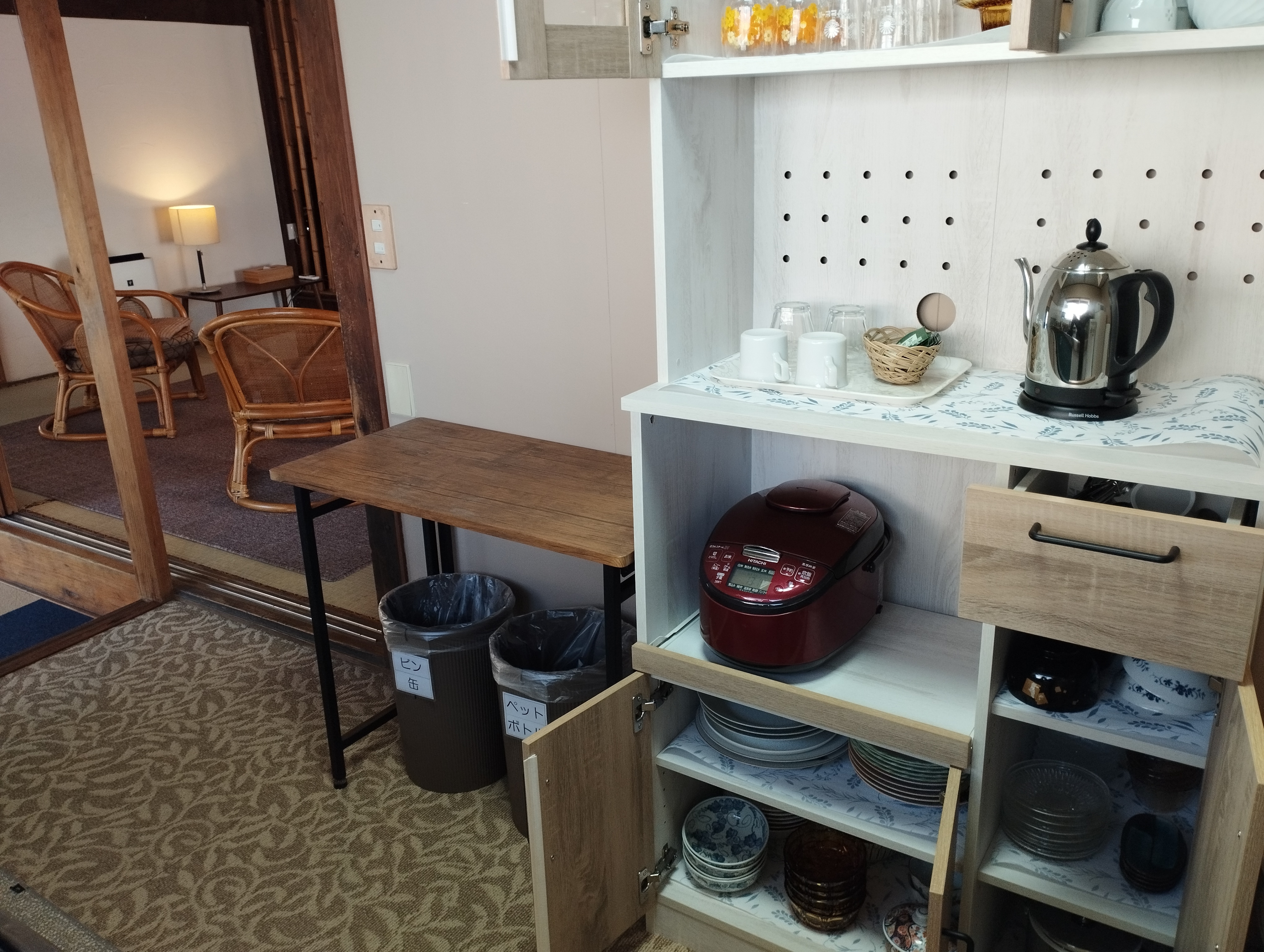 Old-style Japanese-style house homestay Hashinoya Kitchen cupboard
