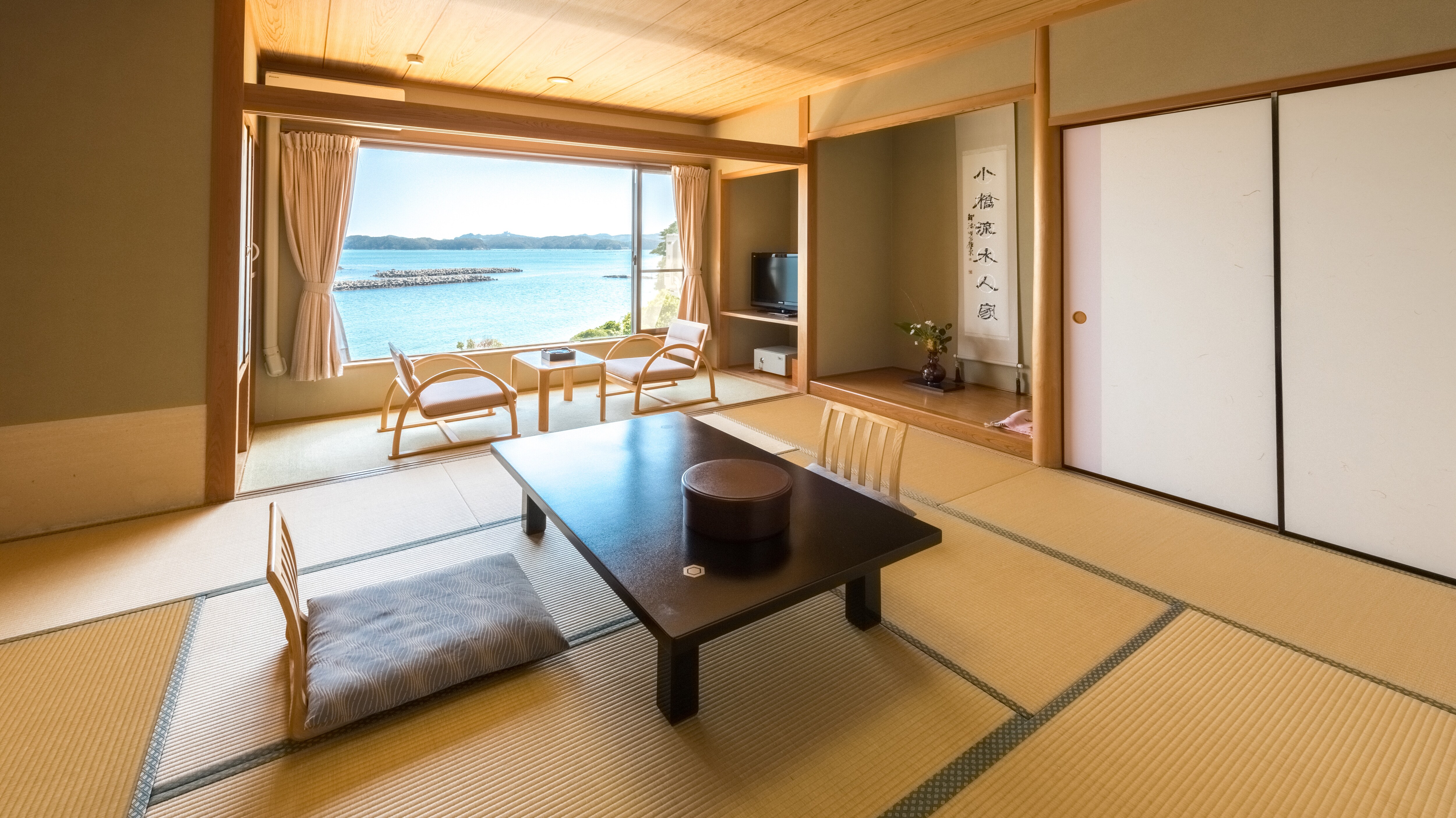 All rooms have ocean views. You can enjoy watching the ocean from the large windows.