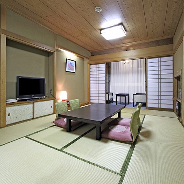 ★ Japanese-style room / river side (12 tatami mats / 45 square meters)