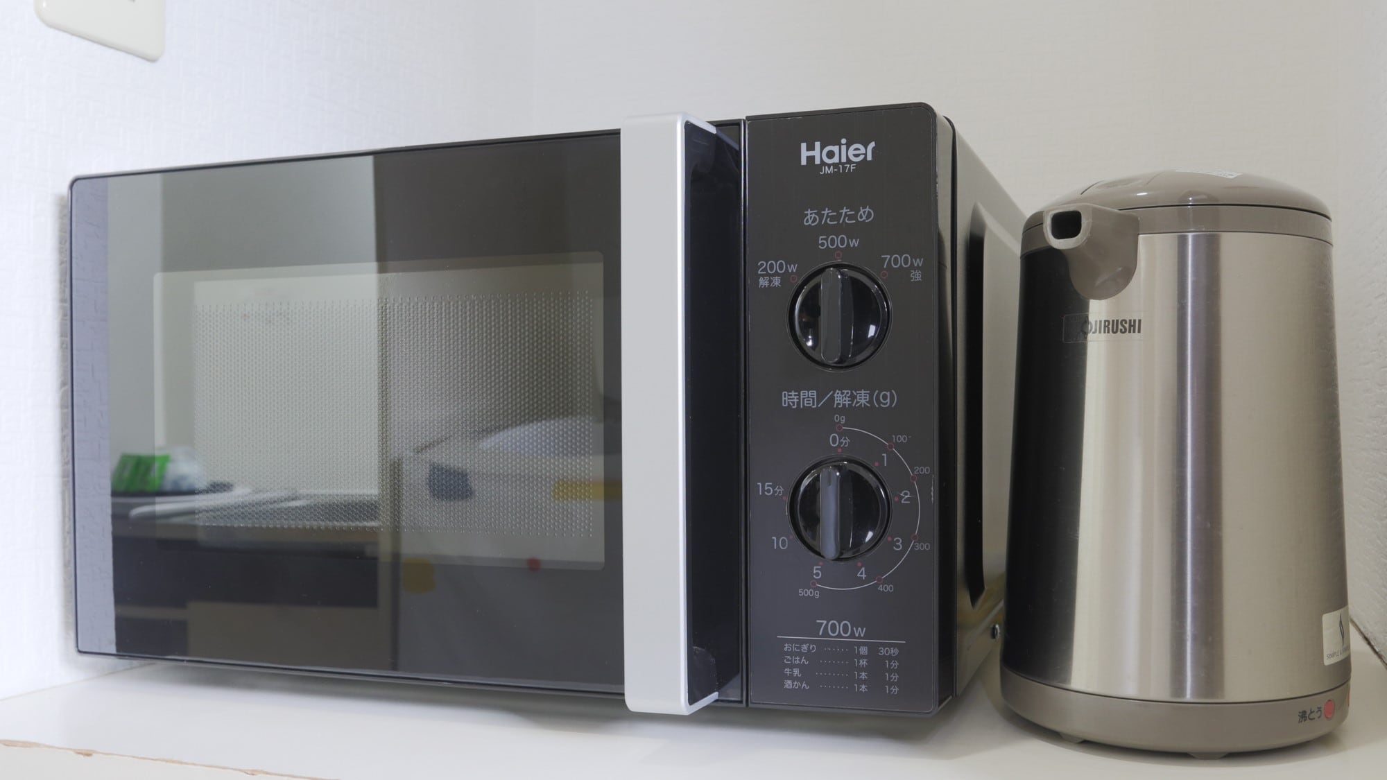 Semua kamar di gedung utama dilengkapi dengan microwave dan ketel listrik! Nyaman untuk menginap jangka panjang.