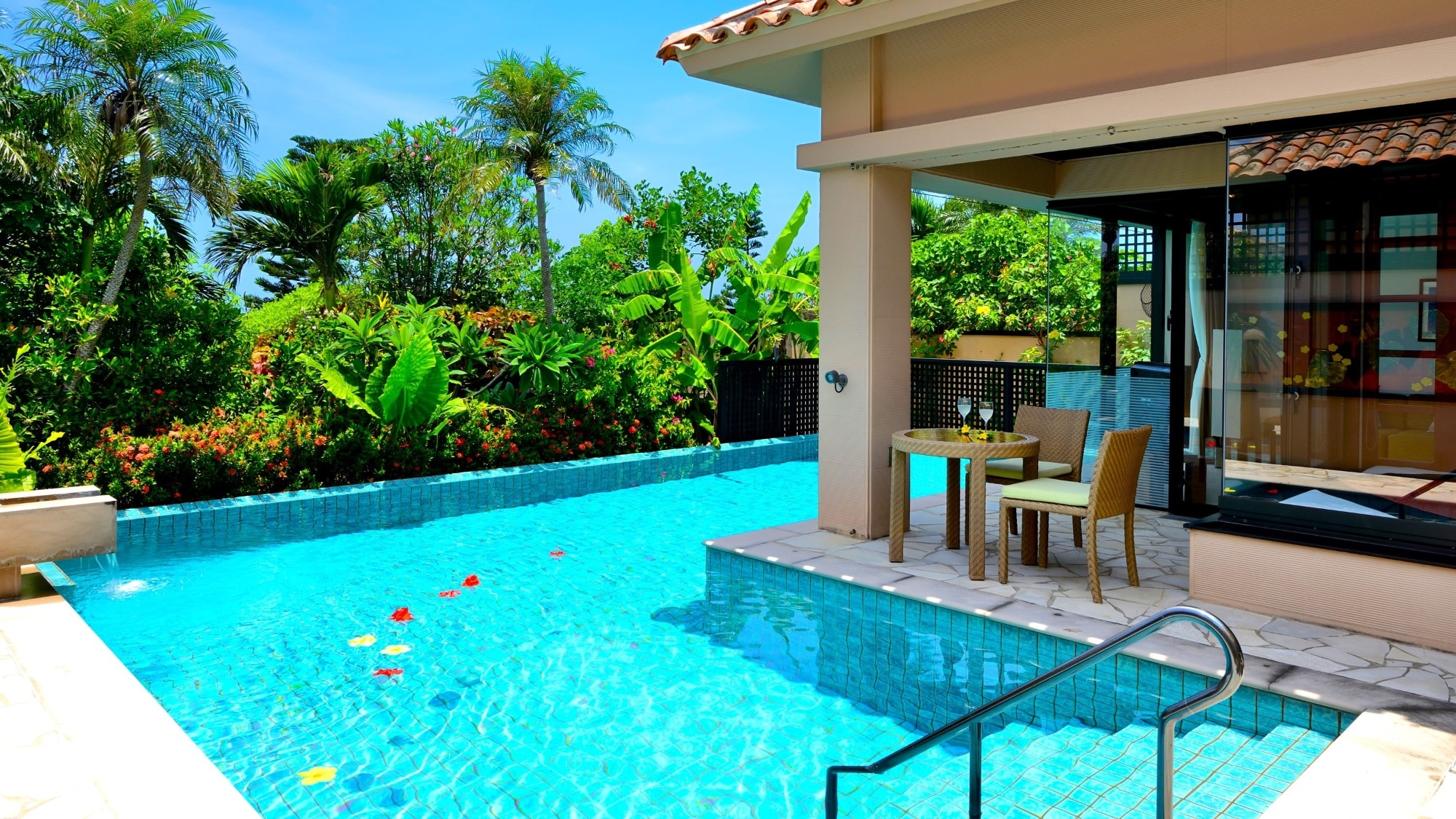 [Pool Villa Royal Suite] A room with a luxurious private pool that surrounds the villa