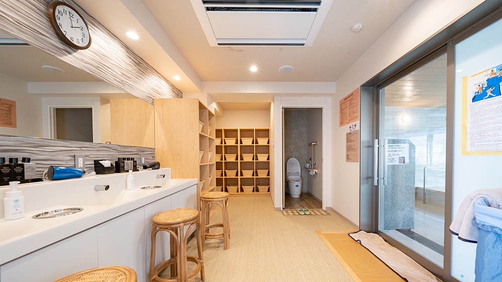 Top floor hot spring large communal bath undressing place