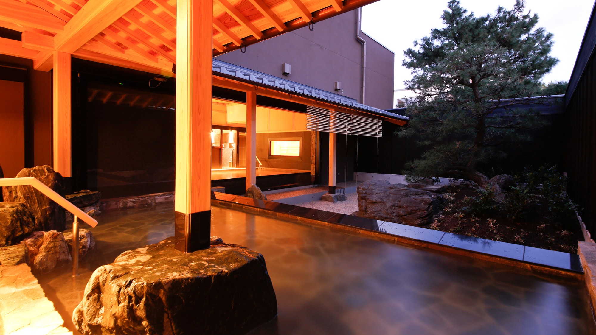 The large hot spring bath "Niwa no Yu" in the main building and Awaji Hamarikyu