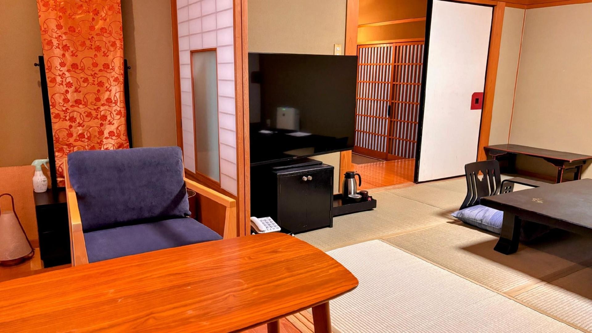 1st floor: 8-tatami Japanese-style room (no open-air bath)