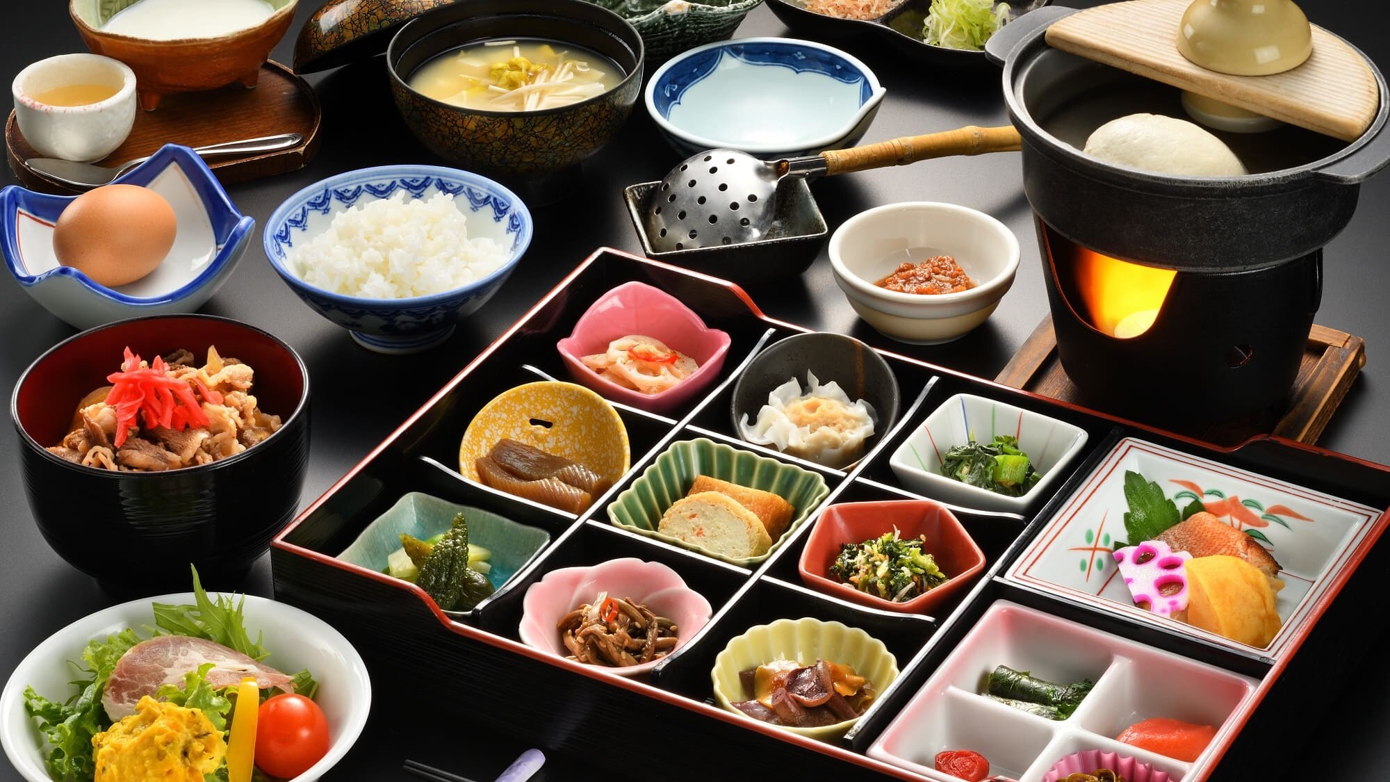 Beef bowl and colorful Japanese breakfast from the morning All 23 items, this is the breakfast of a ryokan! Freshly brewed coffee is served after the meal.
