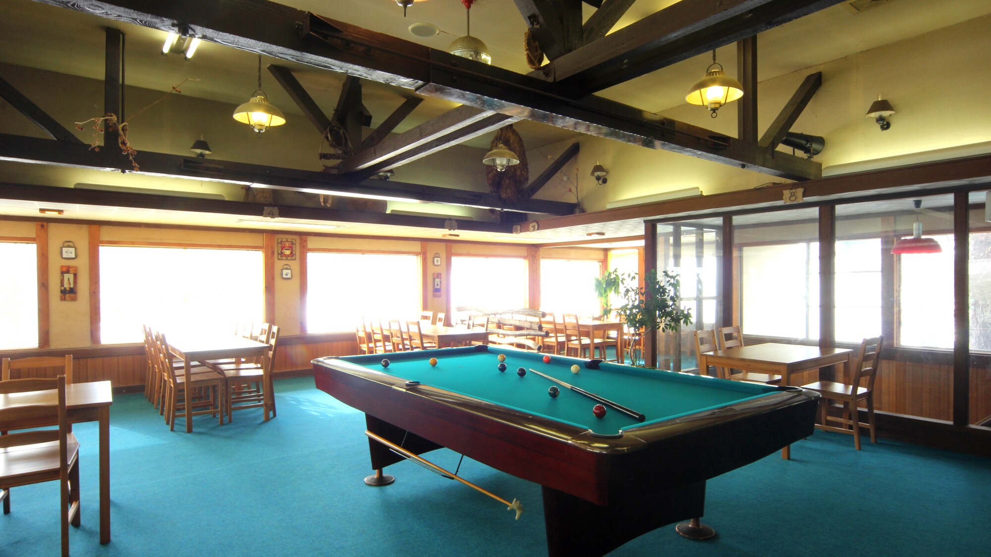 Enjoy in the cafe space with a pool table ♪