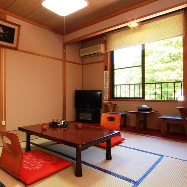 ☆ 10 tatami room You can't see the river and autumn leaves from the room, but the price is reasonable.