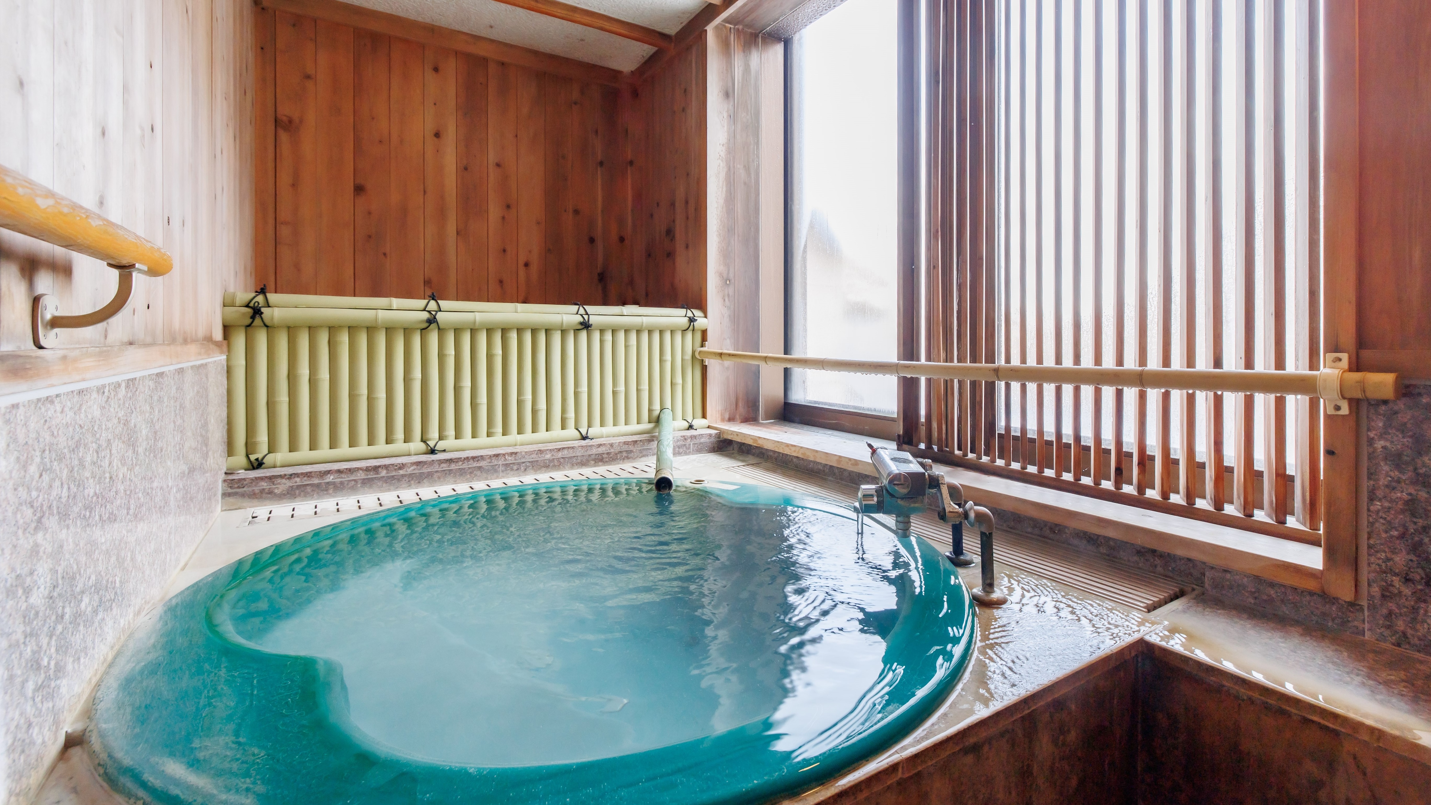 You can relax in this two-room room with a semi-open-air bath with free-flowing hot spring water.