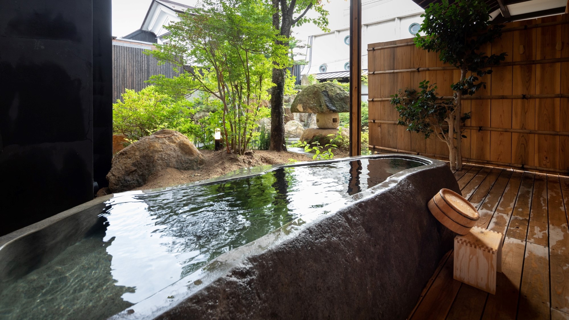 [SAKURA03] In the spring, enjoy cherry blossom viewing while soaking in the open-air bath with hollowed out Zao stones! Fresh green hot water Ami is also exceptional