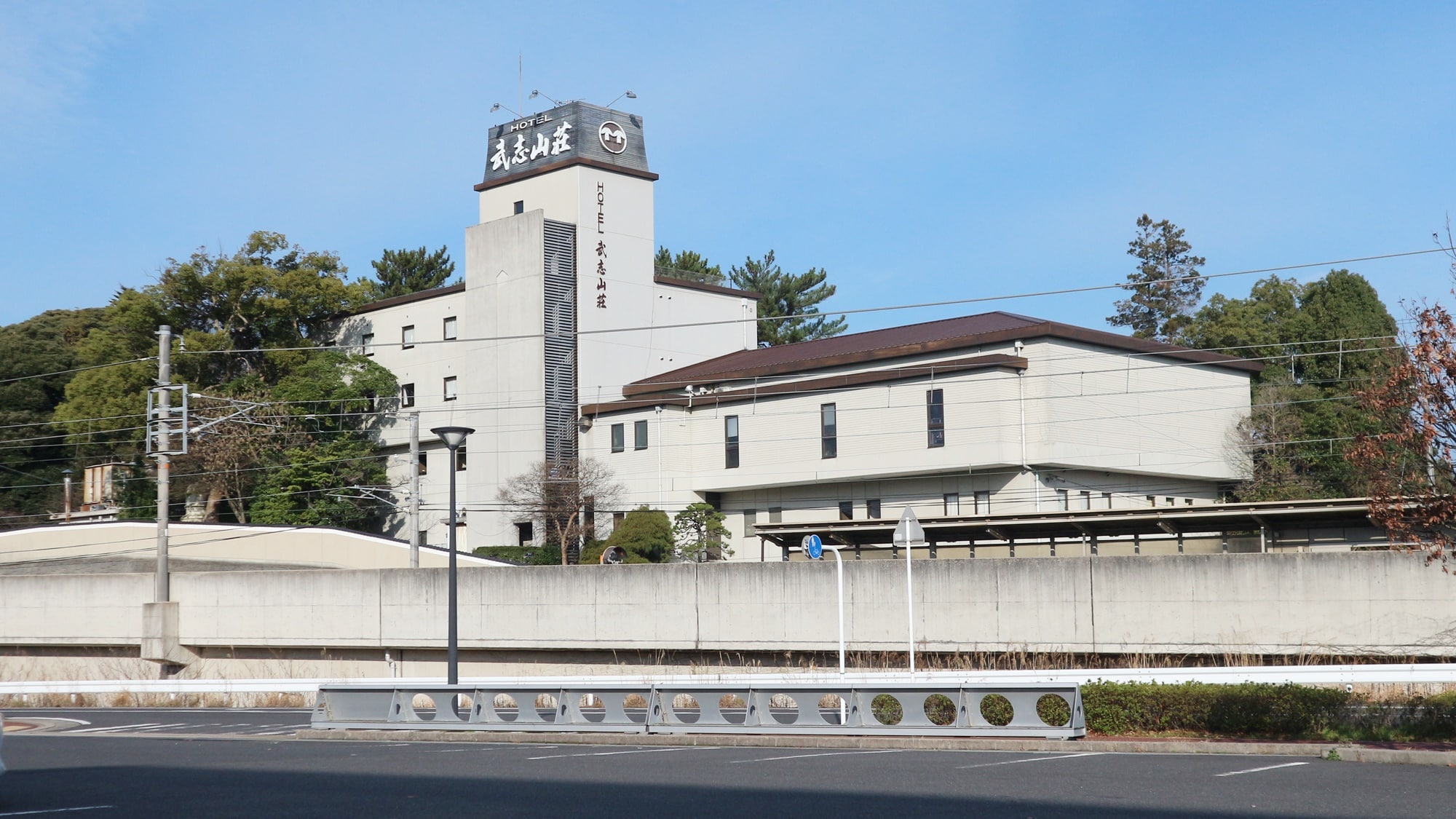 *[Exterior] Conveniently located about 3 minutes by car from JR Izumo Station.