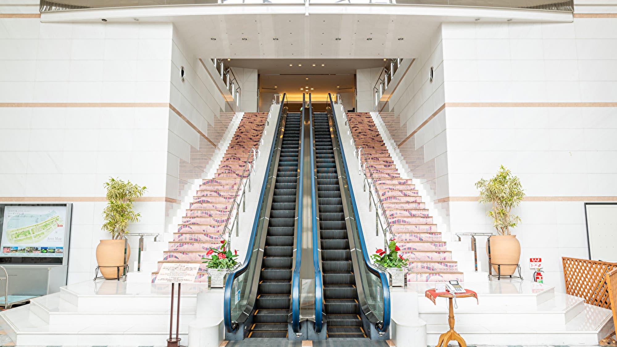 Luxe Hitotsuba Entrance