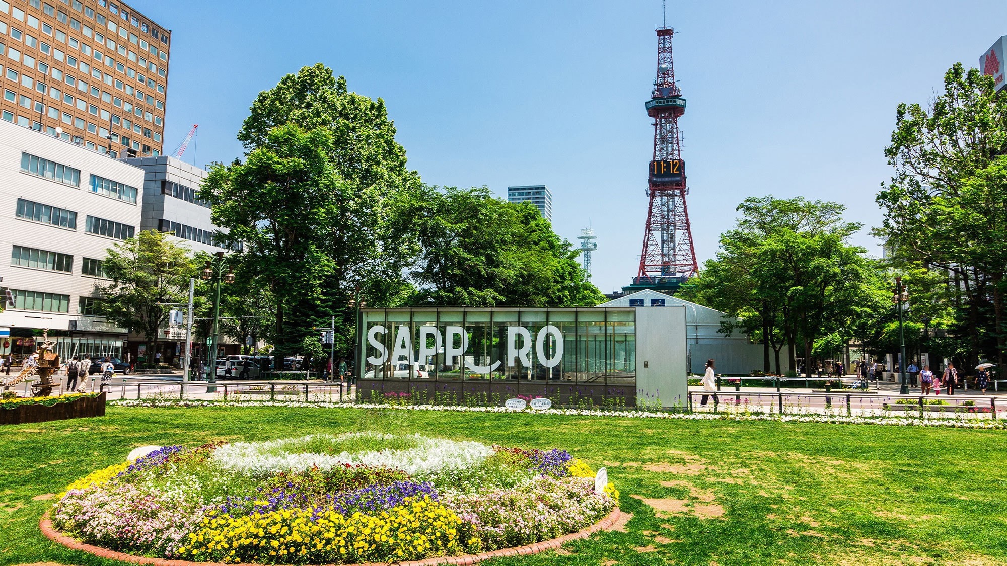 [Odori Park] <Approximately 6 minutes on foot> An oasis in the city that runs through the center of Sapporo City for 1.5km from east to west.