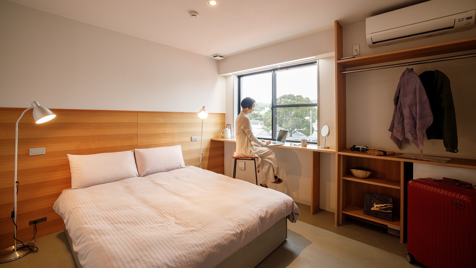 [Deluxe Double] The bed is large enough to accommodate two people.