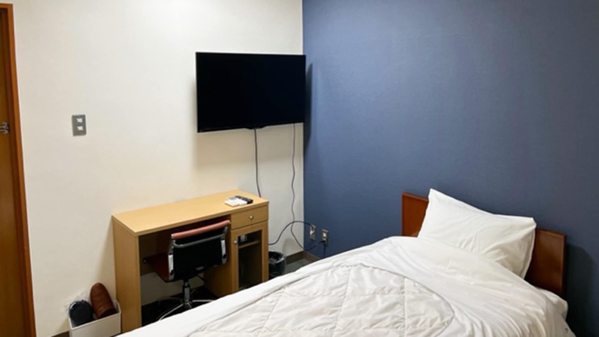 ・[Western-style twin room] A simple yet functional room. The wallpaper is made with antibacterial cloth.