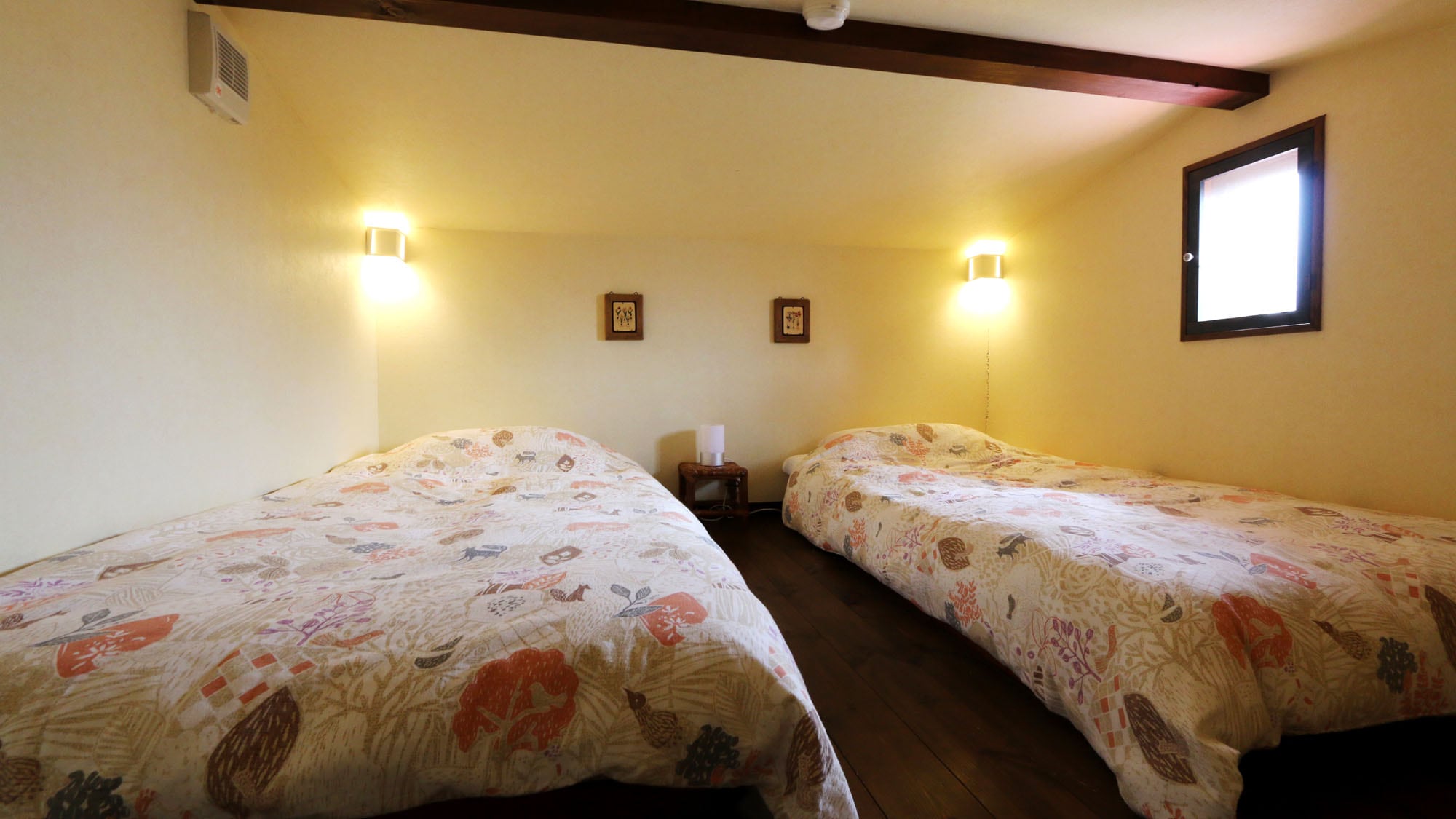Western-style room with loft. Bedroom is in the attic loft. Hideaway atmosphere.