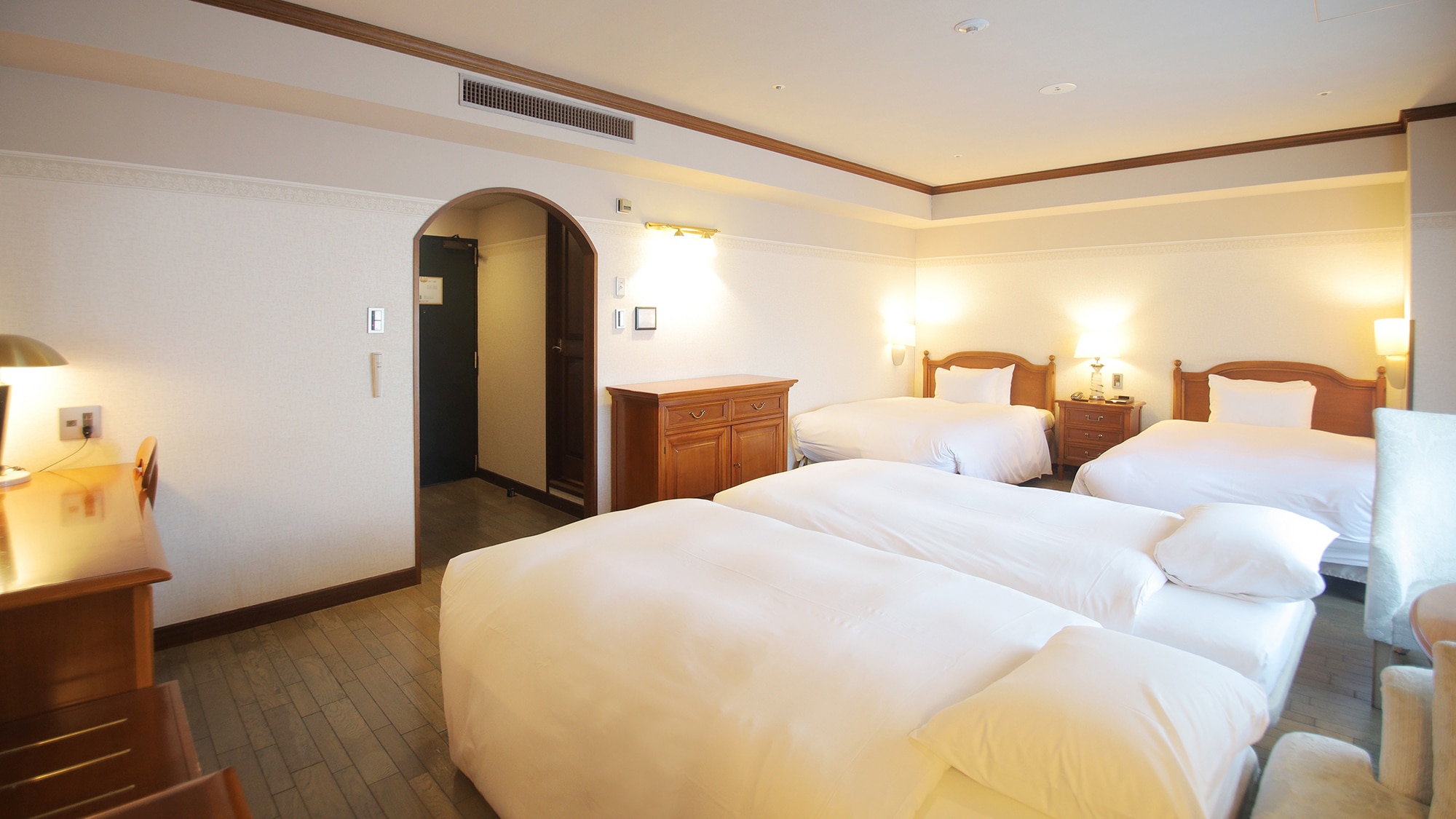 [5th floor, floor color: standard woodgrain] Royal Twin Room 502, 4 guests (example)
